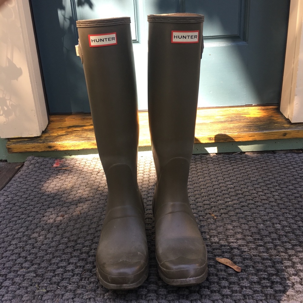 Olive green Hunter boots, perfect for fall!